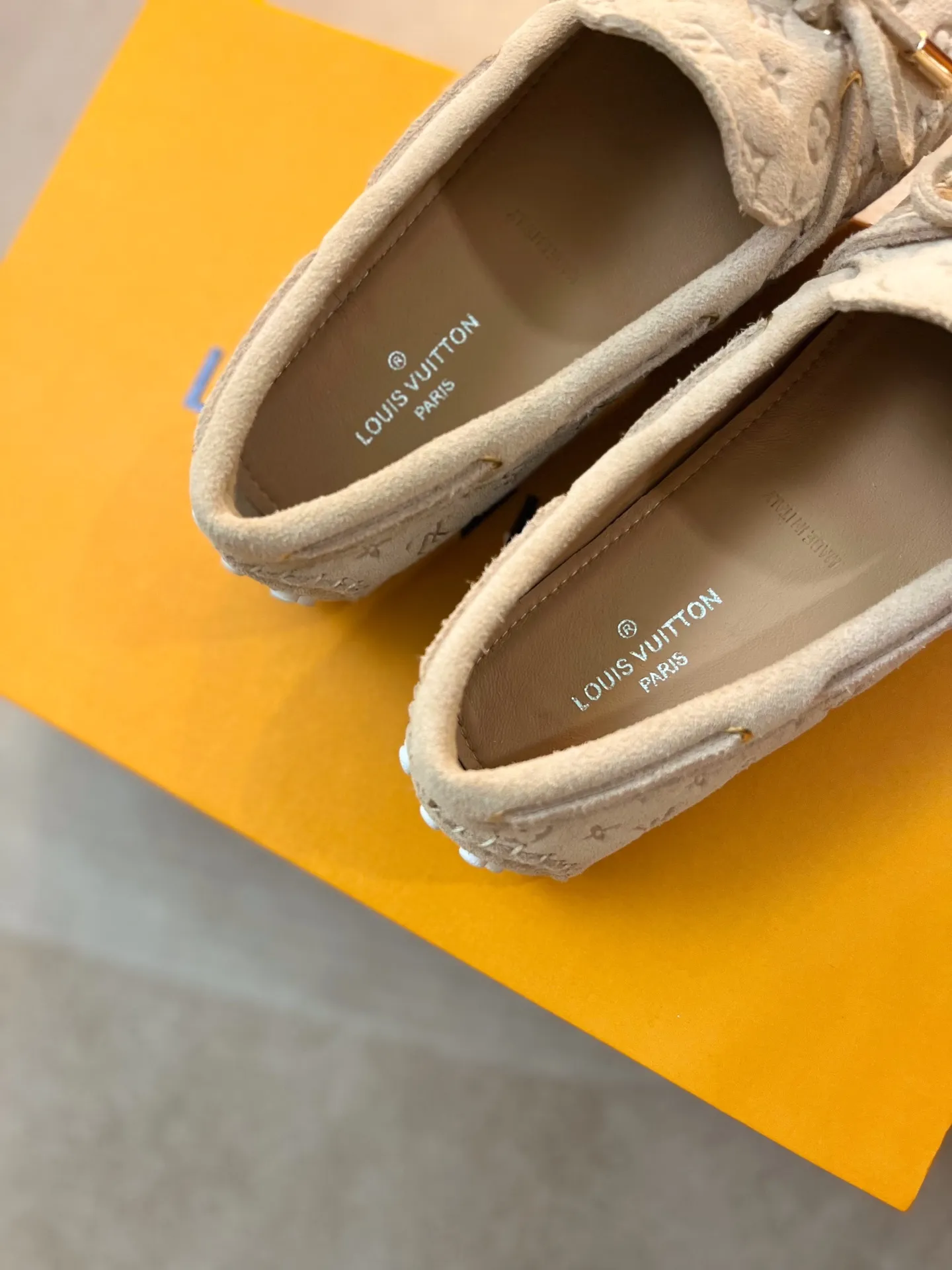 p460💰Couple model❤️🇫🇷 𝙇𝙤𝙪𝙞𝙨 𝙑𝙪𝙞𝙩𝙩𝙤𝙣 🇫🇷Louis Vuitton 2023 Classic𝓛𝓿 𝓣𝓻𝓪𝓲𝓷𝓮𝓻 Sports Series ➪➪➪¯ [Arizona Doudou Shoes Series] ▪️▪️▪️Arizona slip-on shoes are made of Monogram Eclipse canvas. Its hand-painted and dyed edges and hand-sewn uppers fully demonstrate Louis Vuitton's traditional shoemaking craftsmanship. This slip-on shoe is very lightweight. The integrated tongue and upper make it particularly comfortable and flexible. The soft outsole is equipped with rubber padding. Decorated with matching sash. Detailed features: ☑️Monogram Eclipse canvas ☑️Black Eclipse pattern ☑️Hand-painted shoe edges ☑️Hand-sewn uppers (each pair takes time to process) ☑️Integrated tongue and upper construction ☑️Outsole equipped with rubber lining ☑️size: 35_46